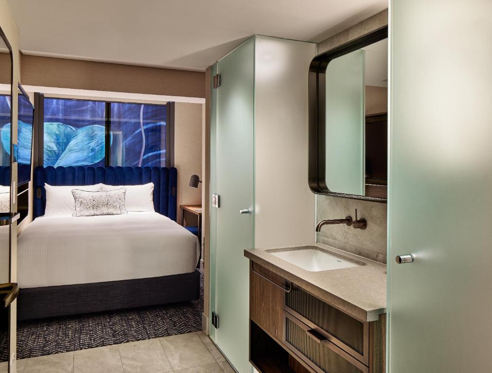 Postel nebo postele na pokoji v ubytování Aiden by Best Western Darling Harbour