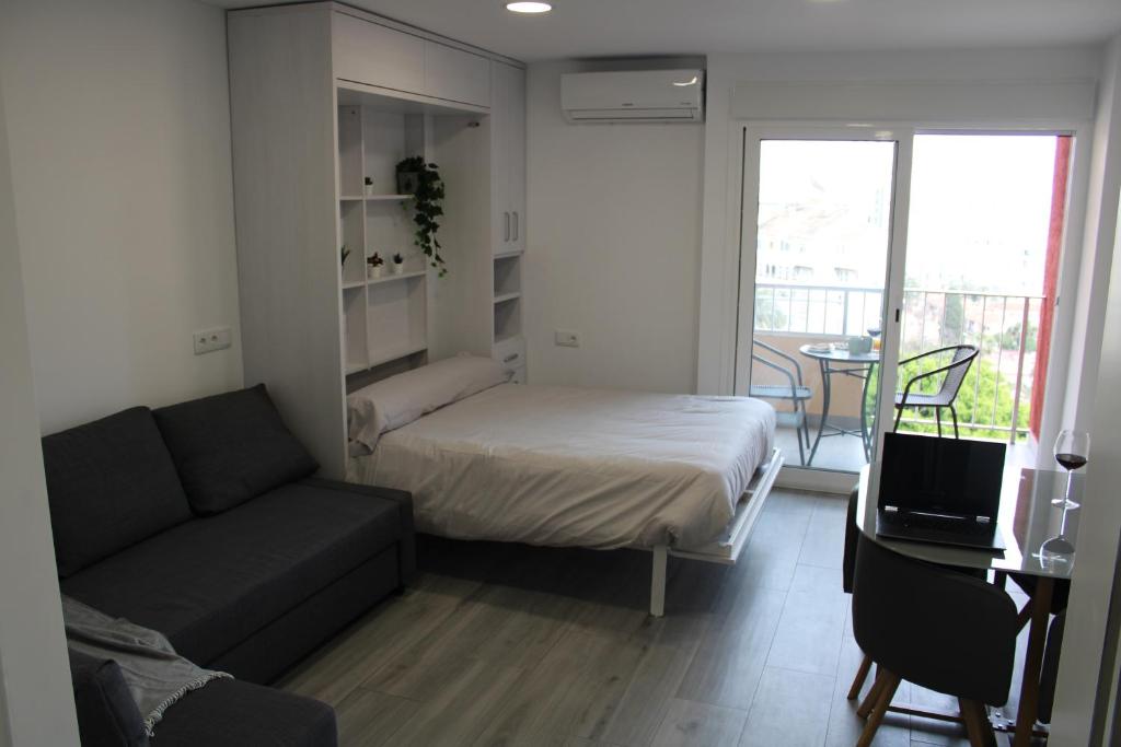salon z łóżkiem i kanapą w obiekcie Estudio NUEVO Minerva 635 w mieście Benalmádena