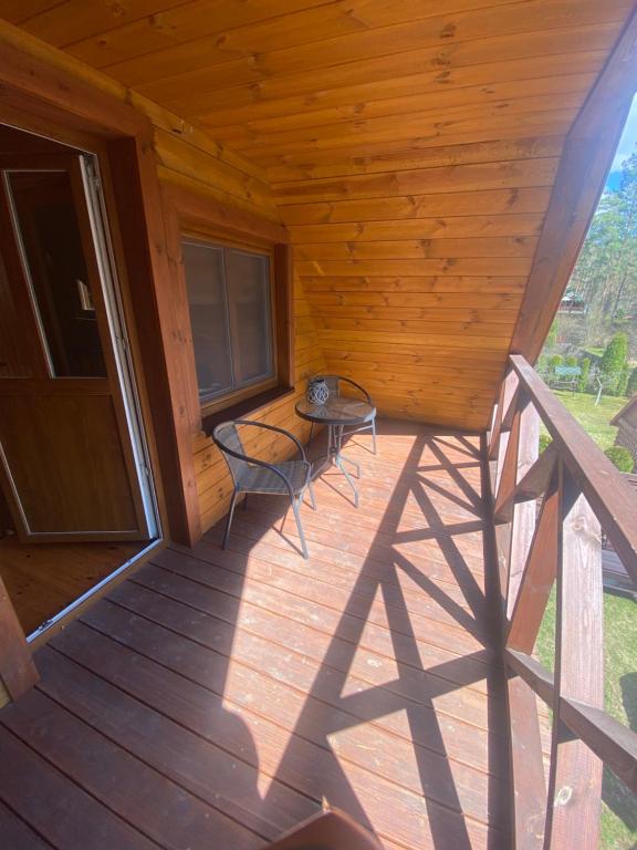 Balkón alebo terasa v ubytovaní Domek letniskowy w Puszczy Augustowskiej z sauną i balią