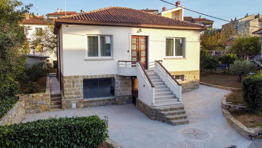 een klein huis met een trap ervoor bij Villa Beatrice by Locap Group in Izola