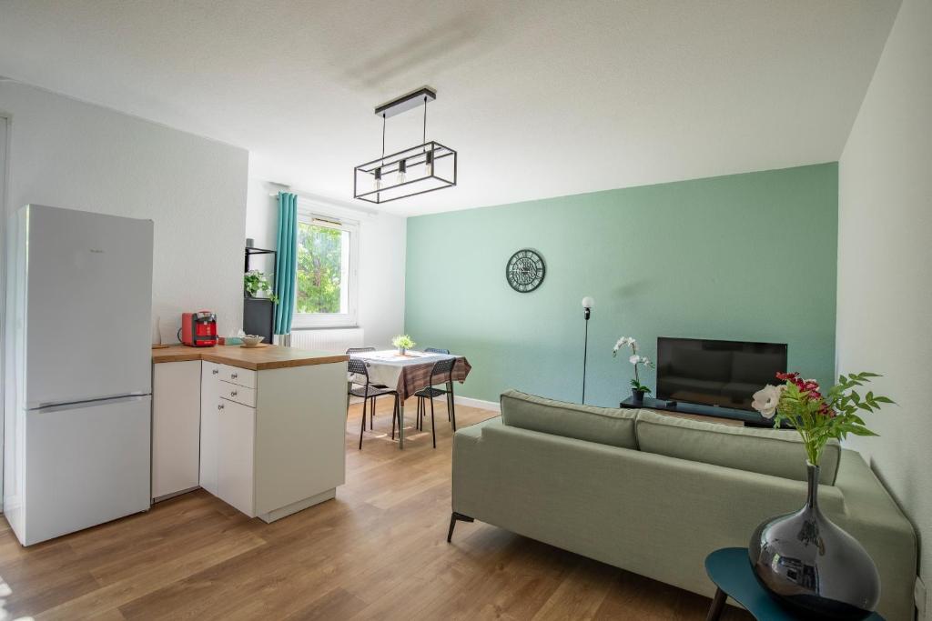 un salon avec un canapé et une cuisine dans l'établissement T4 climatisé au pied des rempart avec Parking, à Avignon