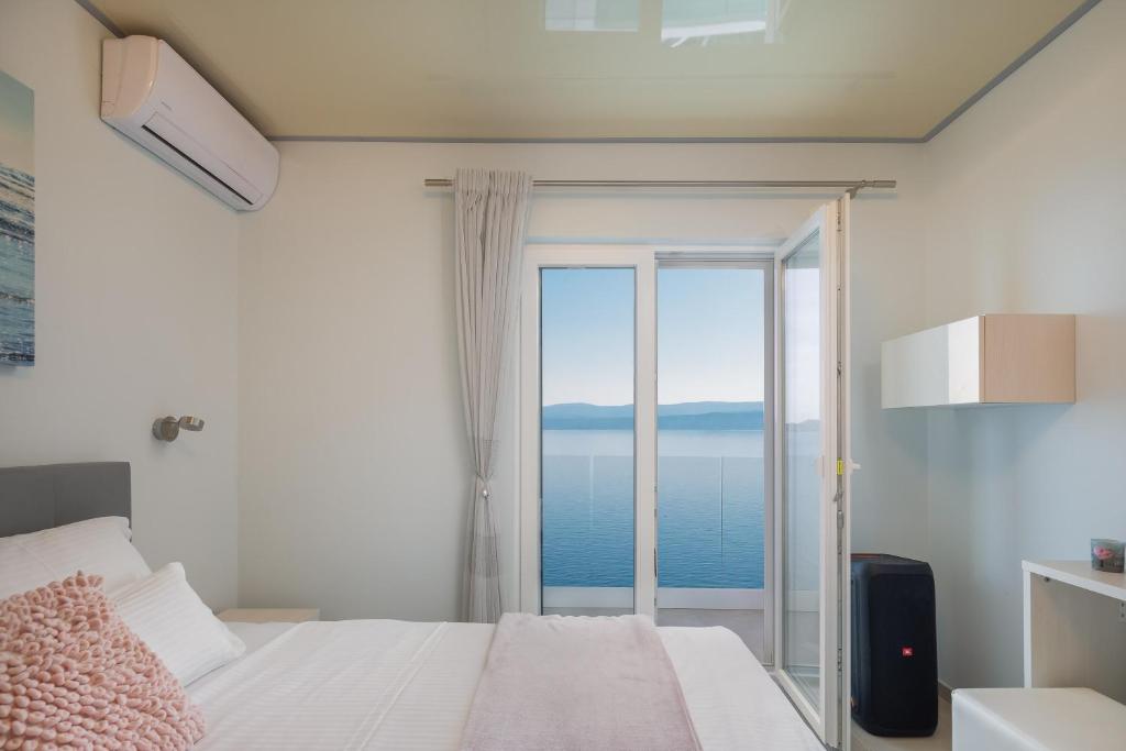 Posteľ alebo postele v izbe v ubytovaní Beachfront Holiday Home - Private Heated Pool