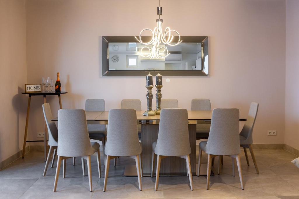 Fotografia z galérie ubytovania Beachfront Holiday Home - Private Heated Pool v Mimiciach
