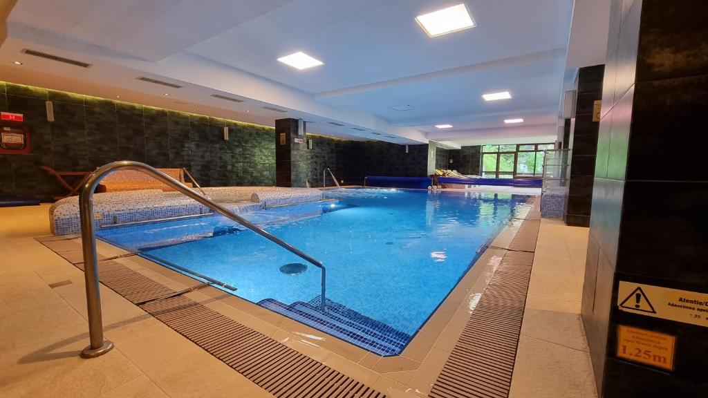 a large swimming pool in a hotel room at Hotel Escalade in Poiana Brasov