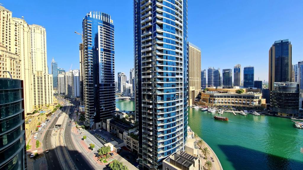 Nespecifikovaný výhled na destinaci Dubaj nebo výhled na město při pohledu z apartmánu