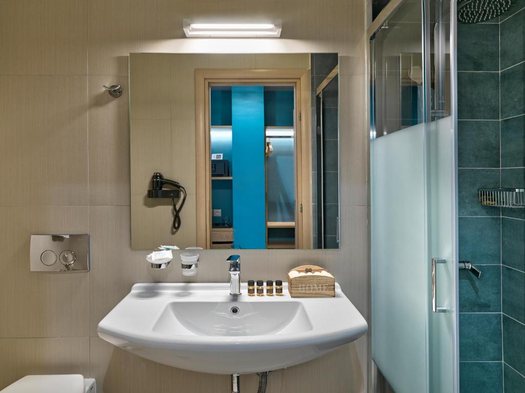 Ένα μπάνιο στο Phidias Piraeus Hotel