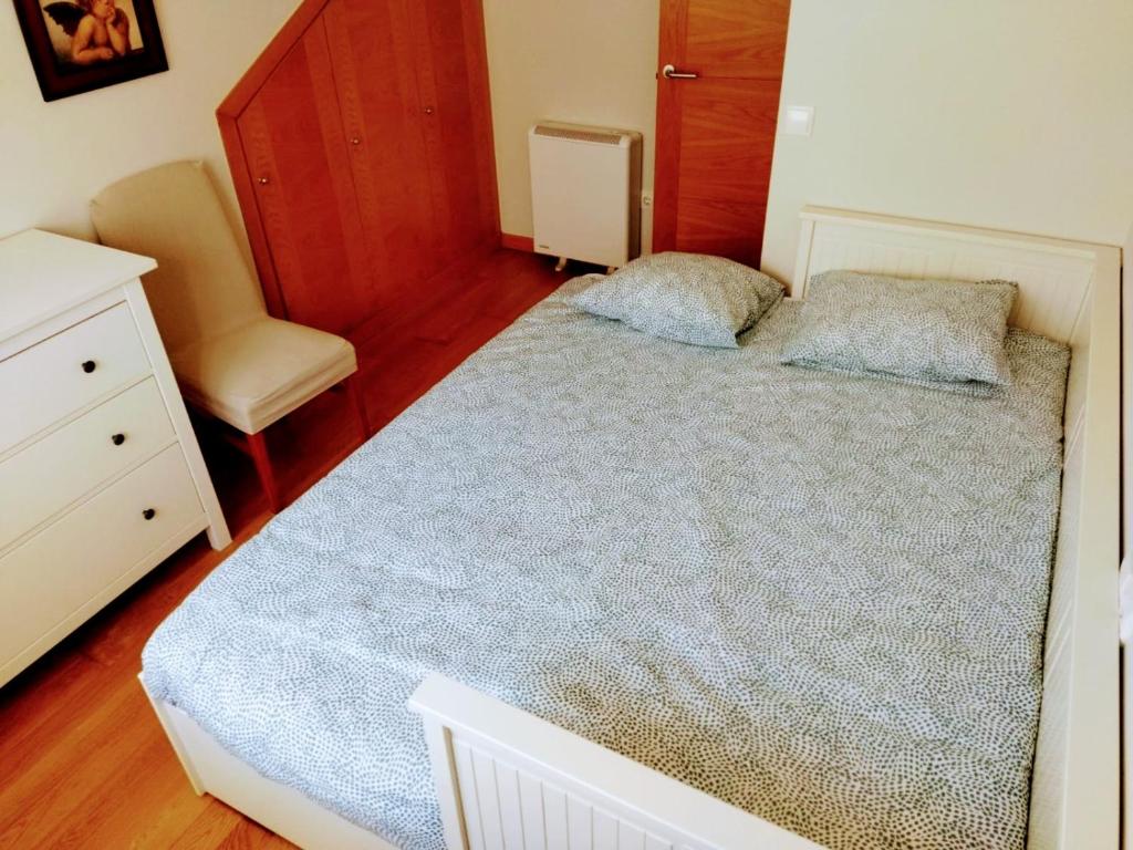 Zdjęcie z galerii obiektu Ático céntrico y funcional con terraza situado frente al Puente de La Toja y al paseo marítimo de O Grove. Ideal para familias o grupos. w mieście O Grove