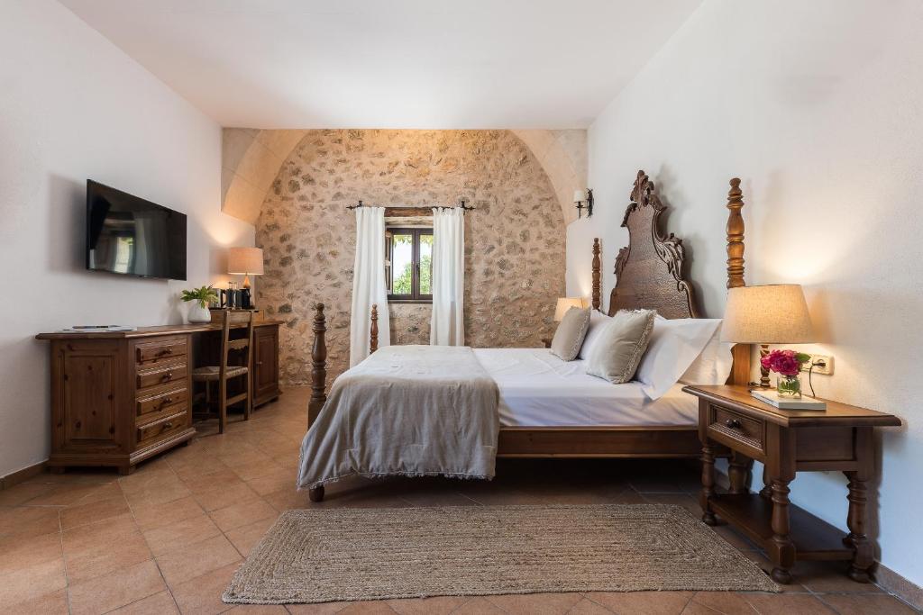 A bed or beds in a room at Ca'n Beneït