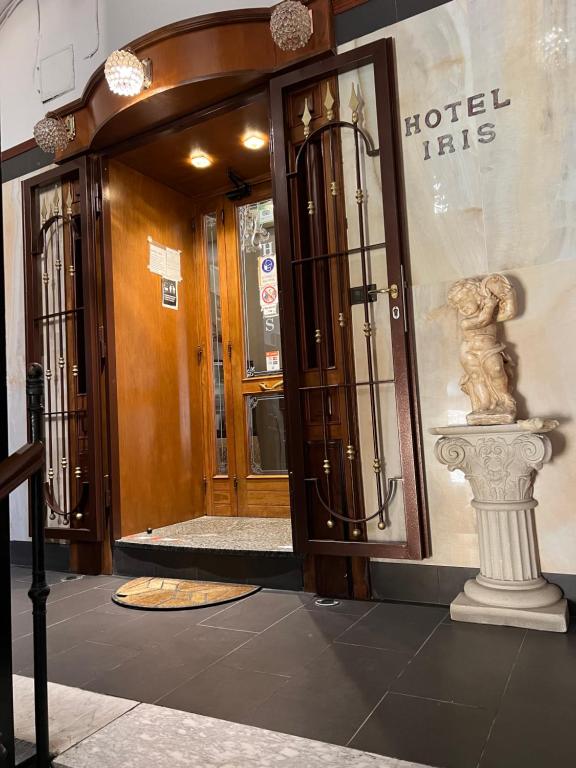 una entrada a un vestíbulo del hotel con un edificio en Hotel Iris, en Nápoles