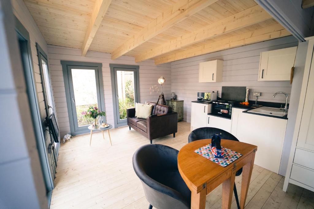 een keuken en een woonkamer met een tafel en stoelen bij The Snug, Cromer, a short walk to the beach. in Cromer