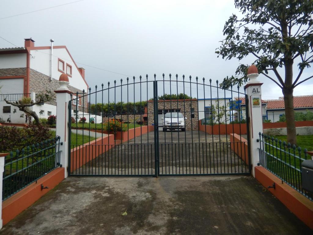 um portão numa entrada com um carro atrás dele em Cantinho das Beiras - AROOM4U em Praia da Vitória