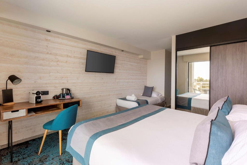 Postel nebo postele na pokoji v ubytování Best Western Plus Hotel Canet-Plage