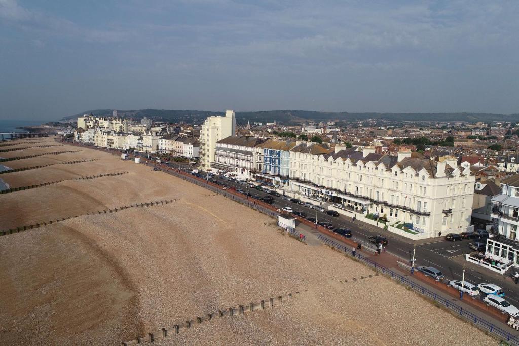 widok na plażę z budynkami i miasto w obiekcie Best Western York House Hotel w mieście Eastbourne