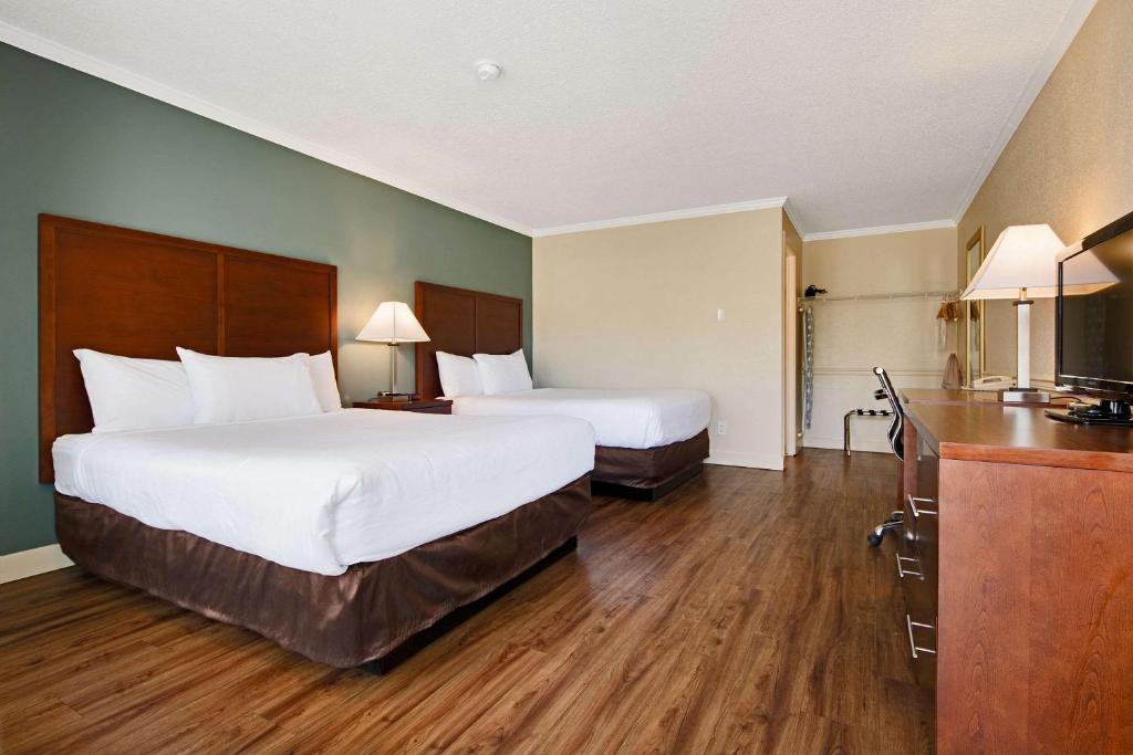 Postel nebo postele na pokoji v ubytování Econo Lodge Inn & Suites