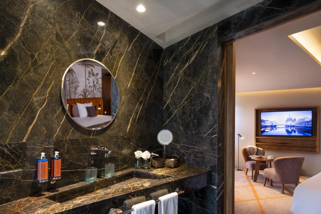 TV a/nebo společenská místnost v ubytování Hotel Jadali & Spa