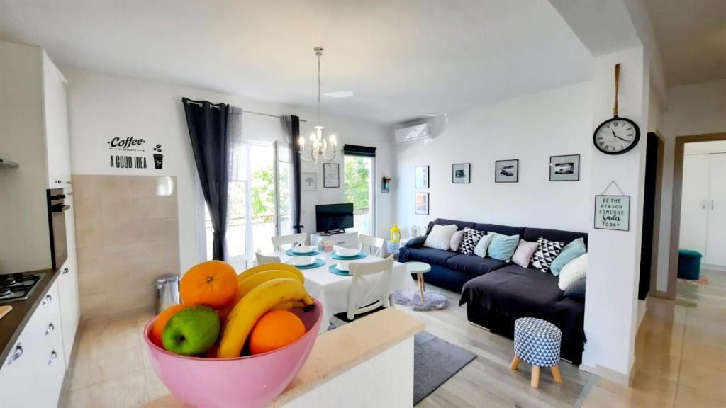 een keuken en een woonkamer met een fruitschaal bij Apartman Mare in Makarska