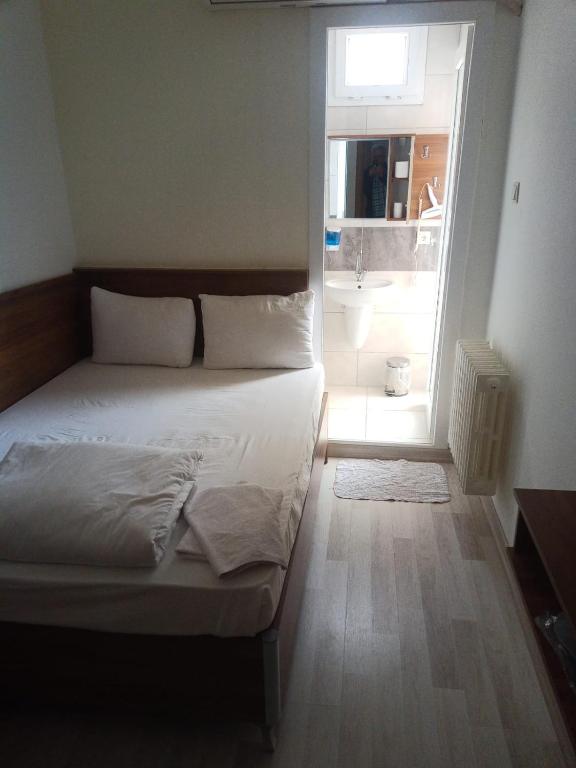 Postel nebo postele na pokoji v ubytování GÜVEN HOTEL