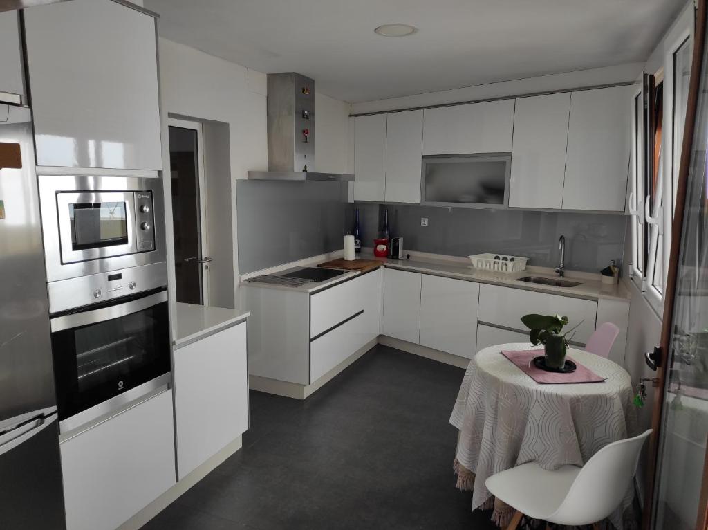Kuchyňa alebo kuchynka v ubytovaní Casa vacacional illa de arousa