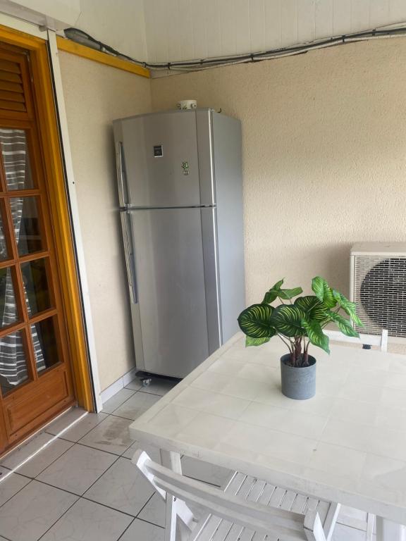 Kuchyň nebo kuchyňský kout v ubytování SERENITY piscine au sel