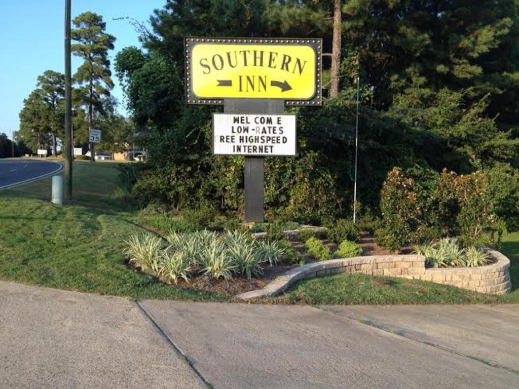 a sign for a southern inn on a street at Southern Inn Minden in Minden