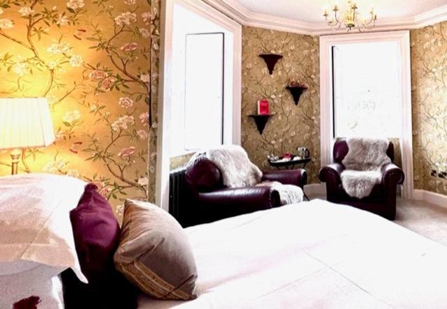 Moffat House - Superior Queen Room