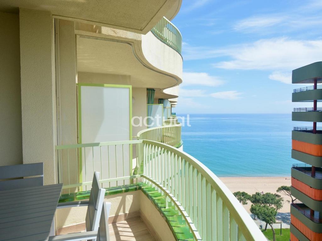 - un balcon avec vue sur l'océan dans l'établissement Super Beach 10H, à Platja d'Aro