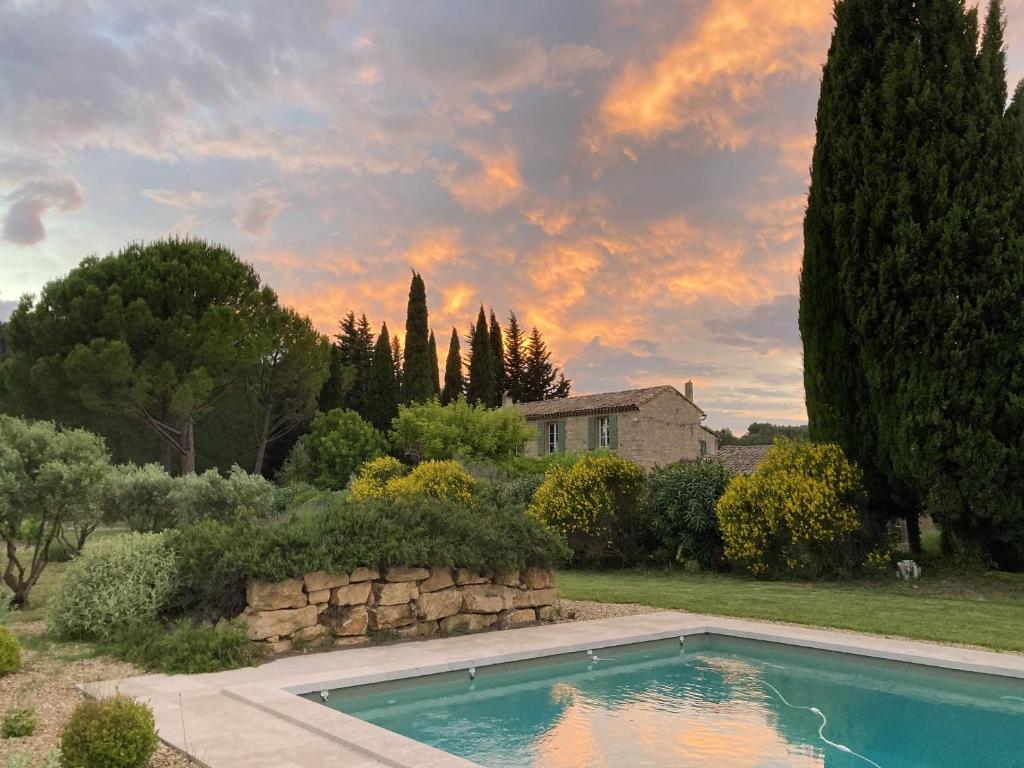 a swimming pool in a yard with a house at Villa charmante Beaumes-de-Venise in Beaumes-de-Venise