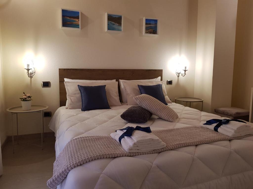 A bed or beds in a room at Grace dell'isola dei Coralli