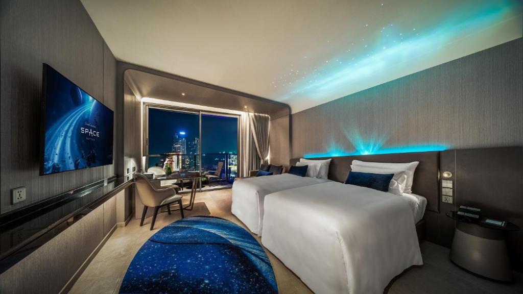 TV a/nebo společenská místnost v ubytování Grande Centre Point Space Pattaya