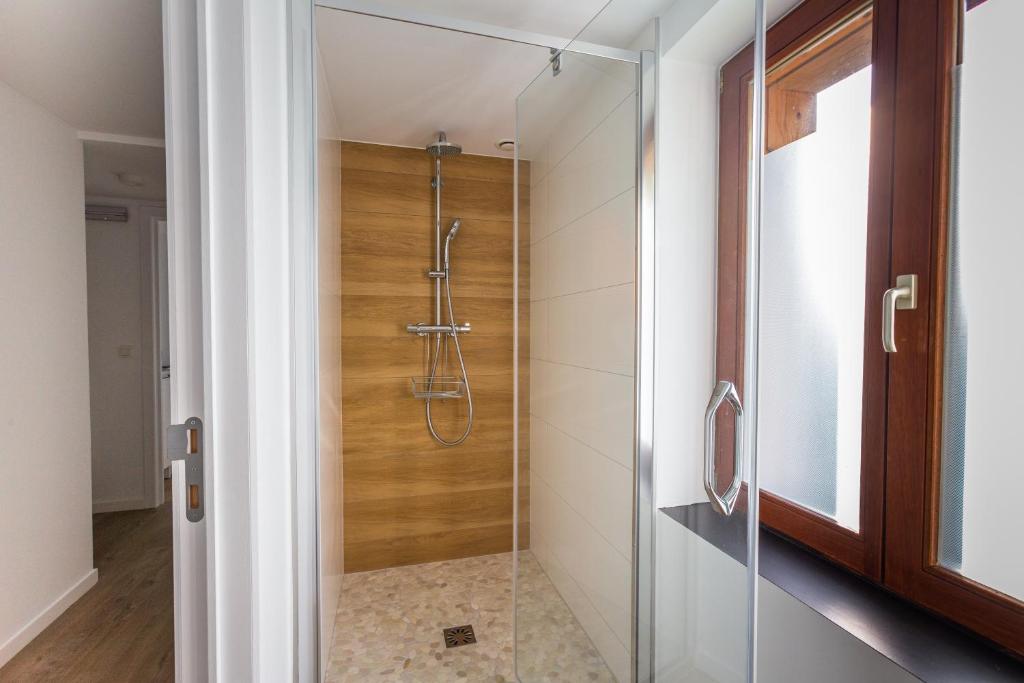 una doccia con una porta in vetro in un bagno di La Rigaudrye a Ellezelles