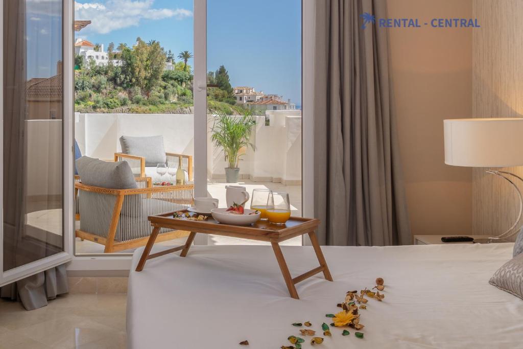 sala de estar con mesa de centro en cama en Stunning Views 3 Bedroom Luxury Flat with Pool, en Marbella