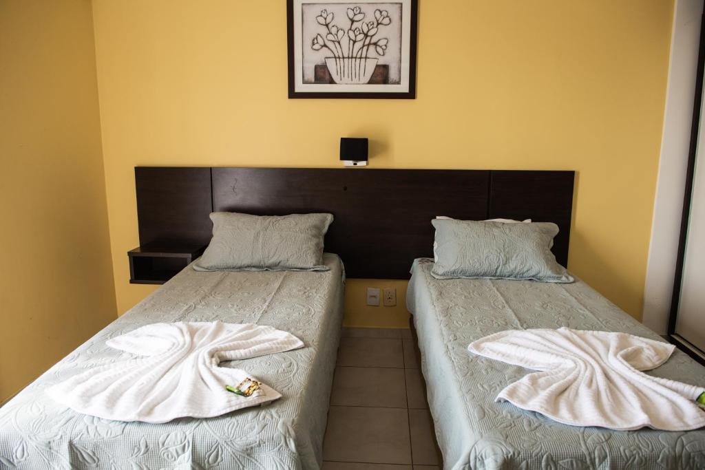 2 Betten nebeneinander in einem Zimmer in der Unterkunft City Bauru Reserve Agora in Bauru