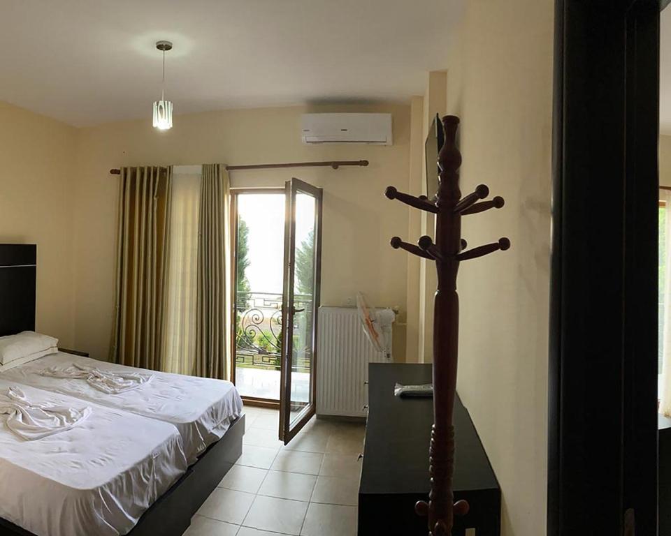 Rúm í herbergi á Kukësi Resort Aldo