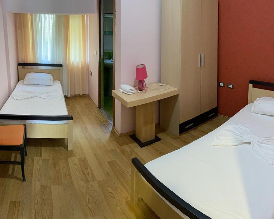 Rúm í herbergi á Kukësi Resort Aldo