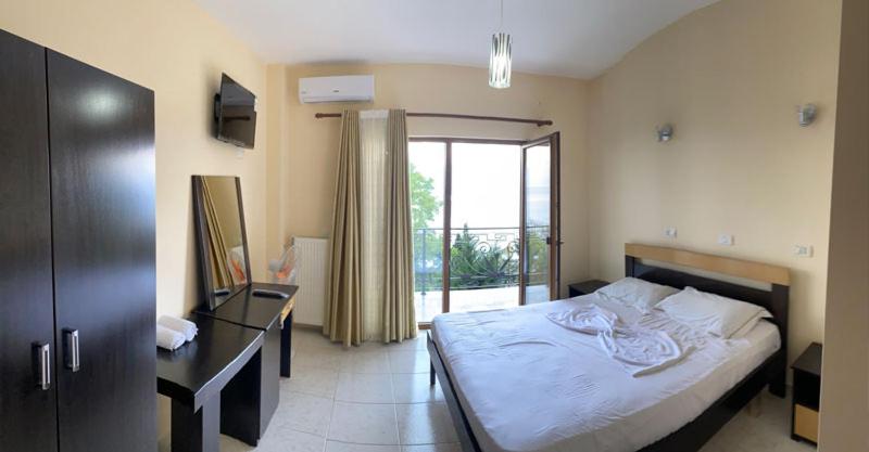Rúm í herbergi á Kukësi Resort Aldo