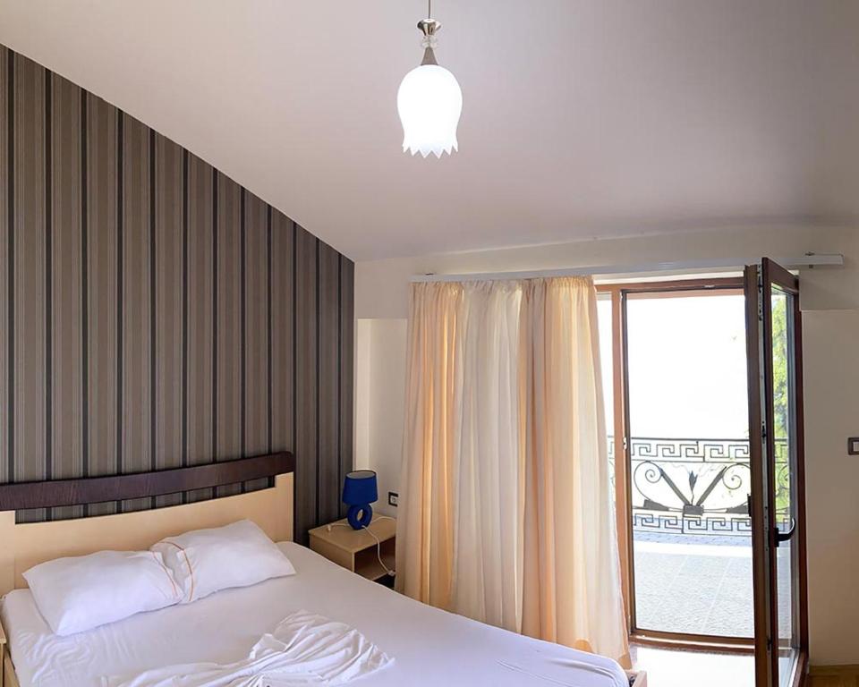 Rúm í herbergi á Kukësi Resort Aldo
