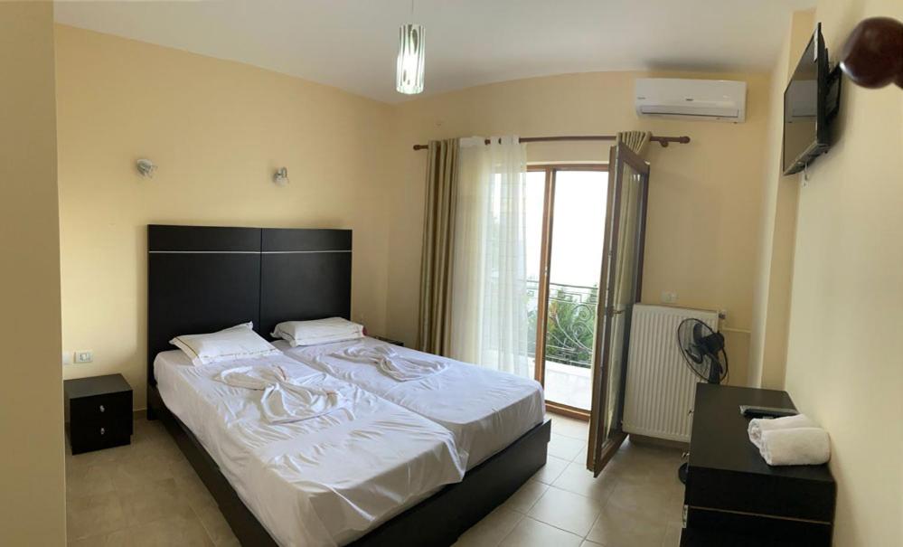 Rúm í herbergi á Kukësi Resort Aldo