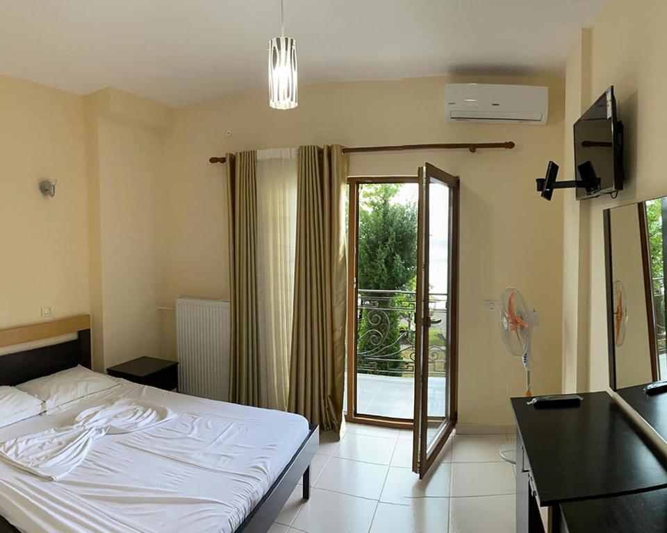 Rúm í herbergi á Kukësi Resort Aldo