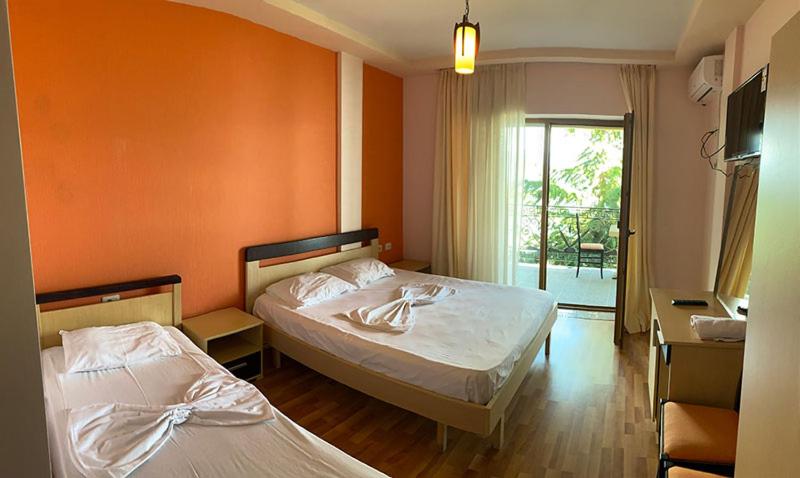Rúm í herbergi á Kukësi Resort Aldo