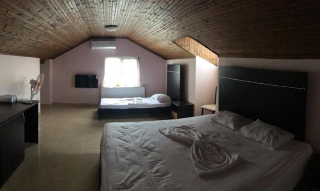 Rúm í herbergi á Kukësi Resort Aldo