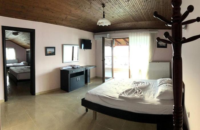 Rúm í herbergi á Kukësi Resort Aldo