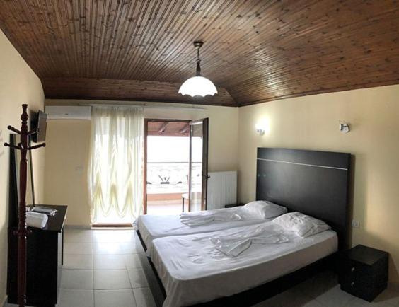 Rúm í herbergi á Kukësi Resort Aldo