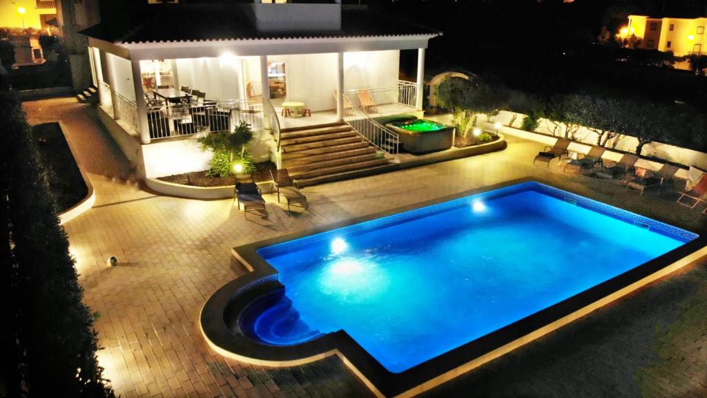 Bazén v ubytovaní Sunset Villa by Laranjal Rentals alebo v jeho blízkosti