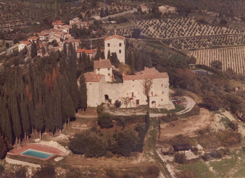 Widok z lotu ptaka na obiekt Castello di Monteluco a Lecchi
