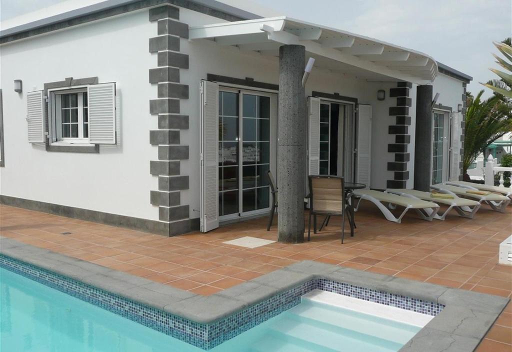 Villa con piscina y casa en Villa Loretta en Puerto del Carmen