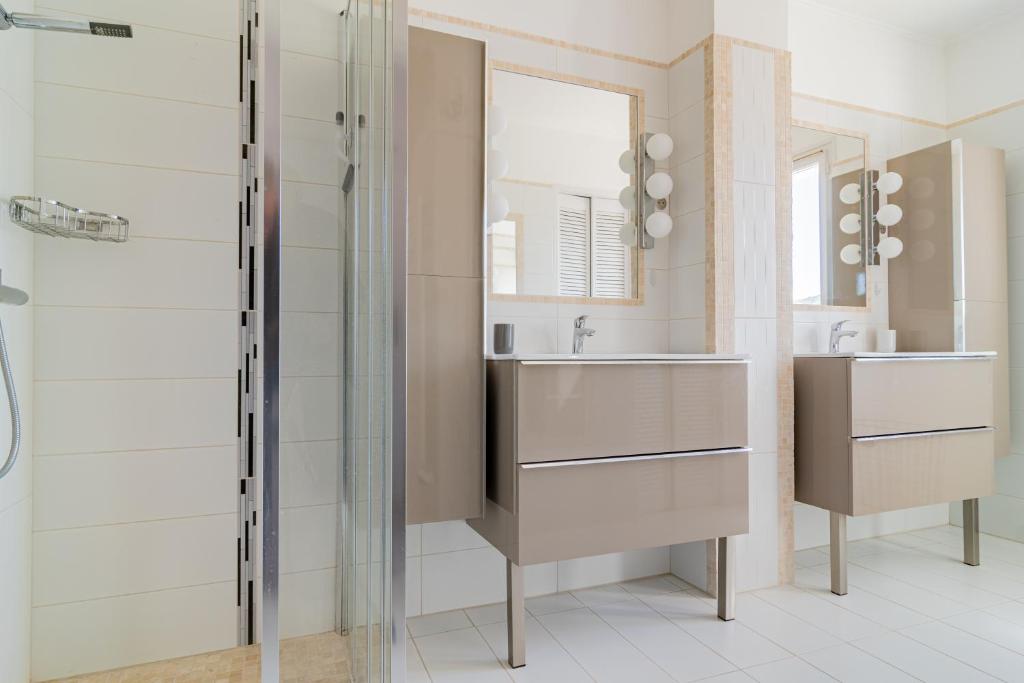 a bathroom with a sink and a shower at Les Vergers in Gonfaron