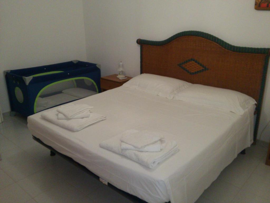Łóżko lub łóżka w pokoju w obiekcie Villetta Porto Selvaggio