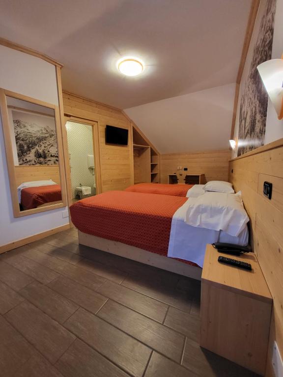 Postel nebo postele na pokoji v ubytování Hotel Raibl e Appartamenti