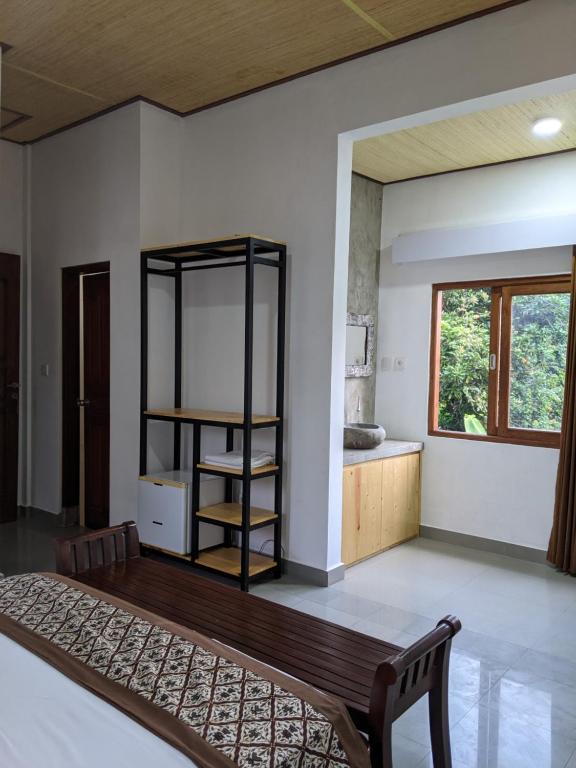 Habitación con cama, lavabo y ventana en Ubud Dream, en Ubud