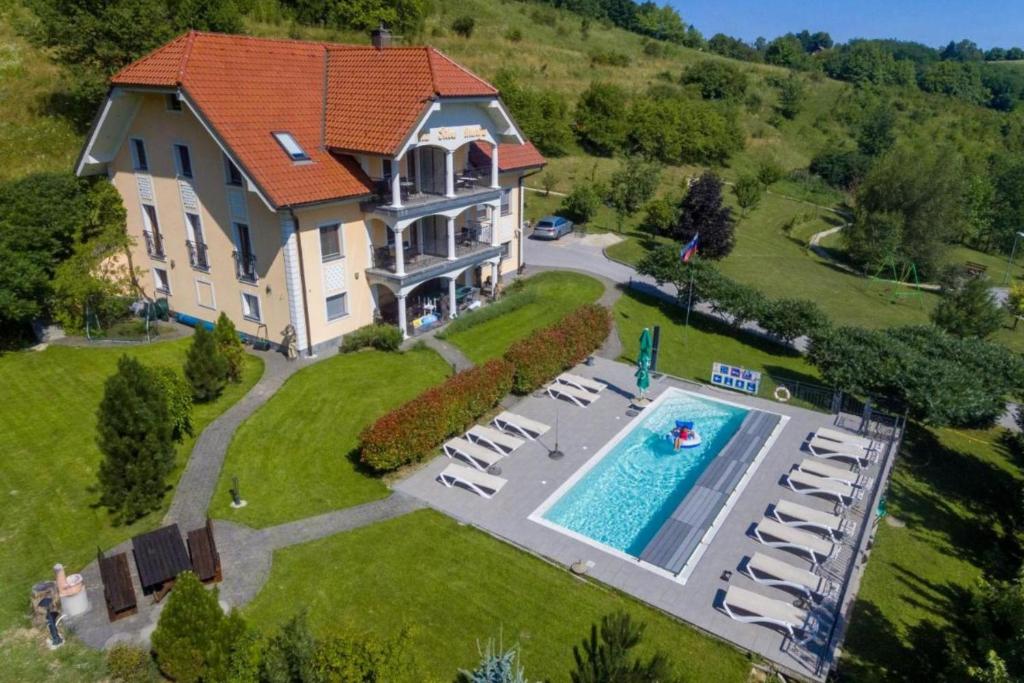 una vista aérea de una casa grande con piscina en Pool Villa Silva Marija Apartments - Happy Rentals, en Pišece